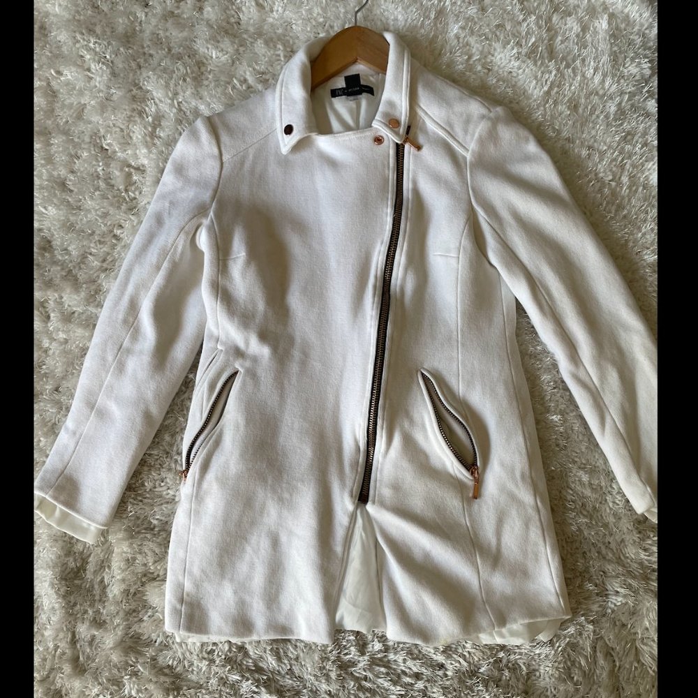 WHITE COAT